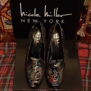 Sz 7 Nicole Miller Satin floral/paisley shoes